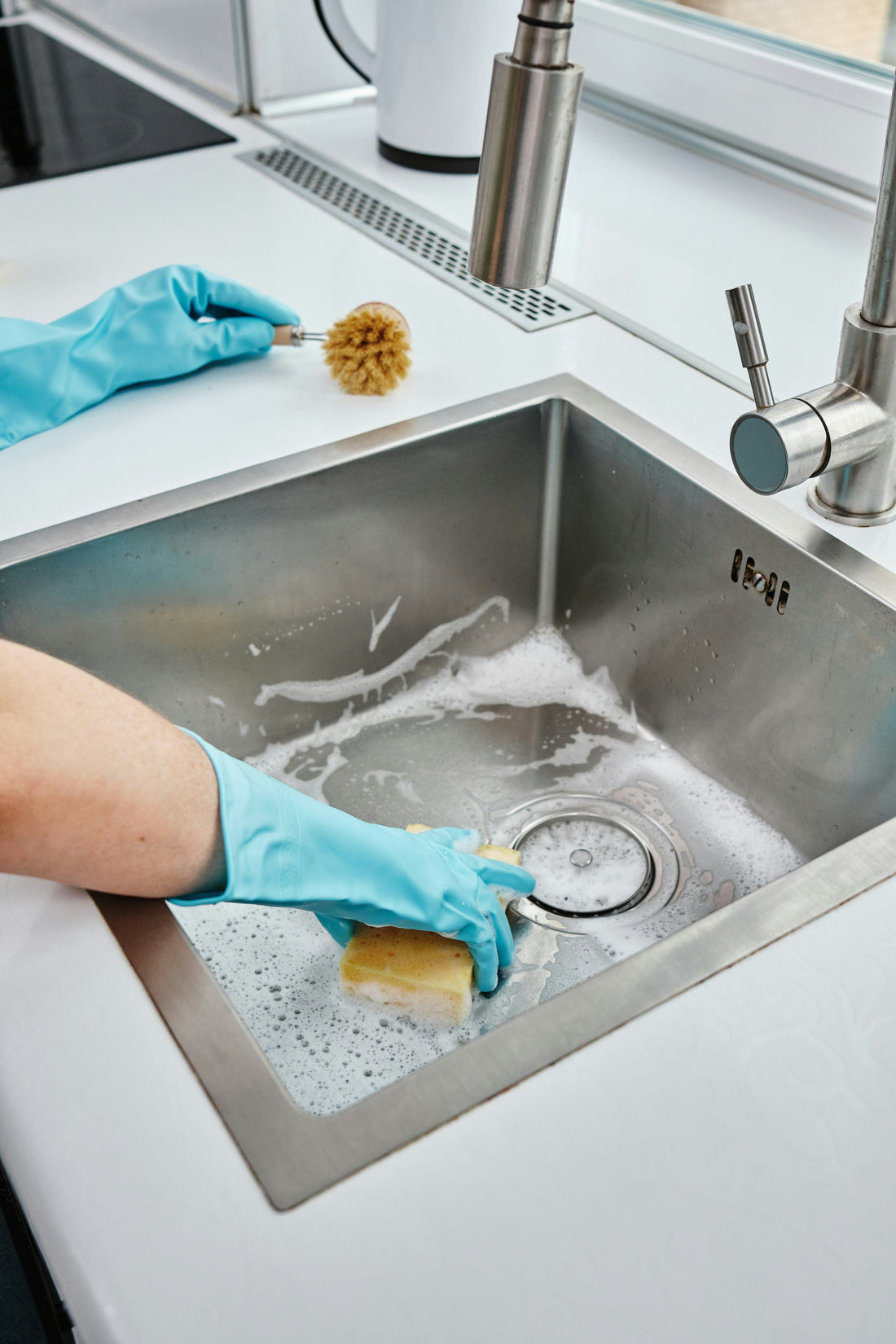 How to Remove Grease and Stubborn Stains in Your Kitchen